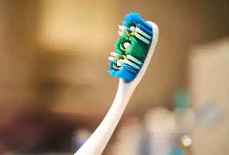 Health Tips: कोरोना से रिकवर होने के बाद तुरंत फेंक दें अपना पुराना टूथब्रश, नहीं तो…