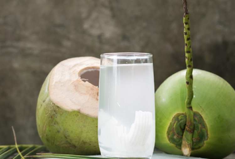 Beauty Tips: खूबसूरती को बढ़ाने में भी सहायक है नारियल पानी, इस प्रकार करें उपयोग