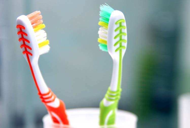 Health Tips: कोरोना से रिकवर होने के बाद तुरंत फेंक दें अपना पुराना टूथब्रश, नहीं तो…