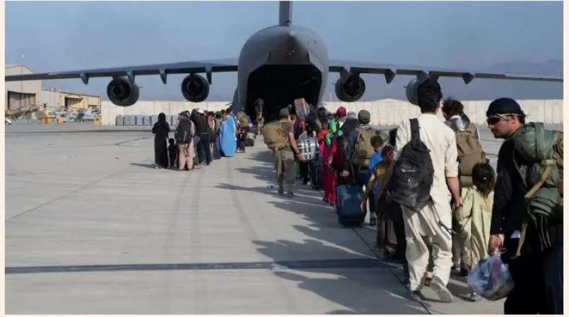 आईएस सुरक्षा खतरों पर अमेरिकी दूतावास ने काबुल हवाईअड्डे से दूर जाने की चेतावनी दी