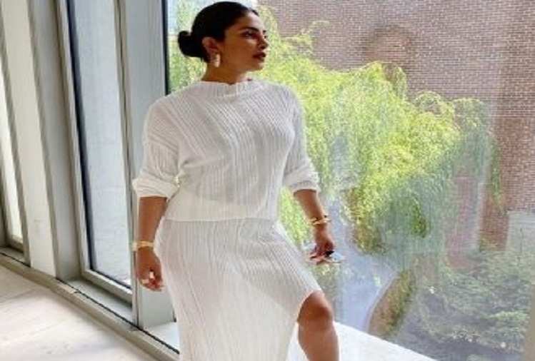 Fashion: प्रियंका चोपड़ा इस ड्रेस में लग रही हैं बहुत ही खूबसूरत, कीमत जानकर उड़ जाएंगे होश