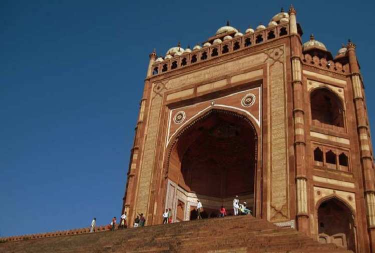 Tourism: भारत में ही बना हुआ है एशिया का सबसे ऊंचा दरवाजा, देखकर आपको भी होगी हैरानी