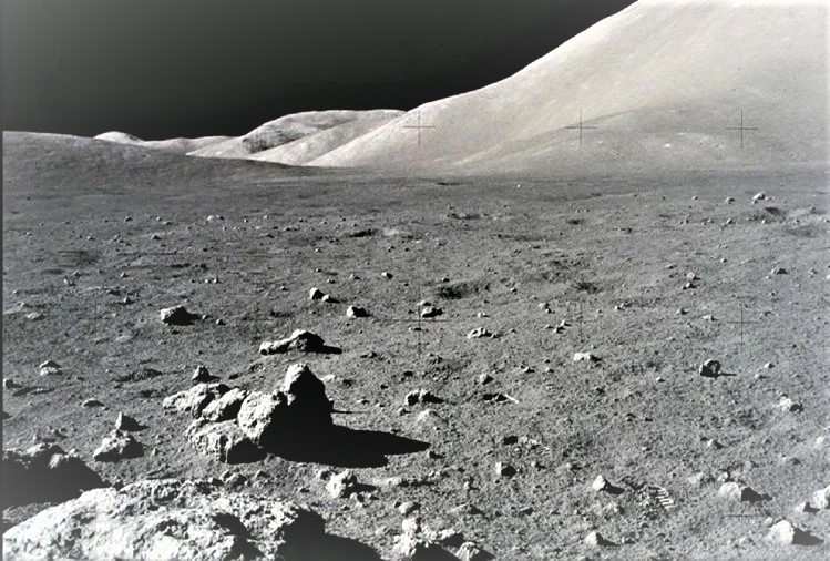 Land on Moon: दिल्ली से भी सस्ती है चांद की प्रॉपर्टी, जानें कितने में खरीद सकते हैं जमीन