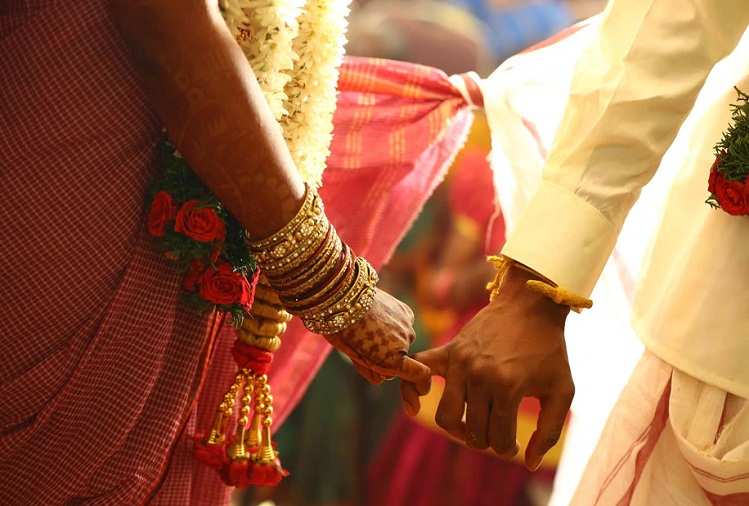Corona काल में हुई एक अनोखी शादी, मुंबई में पंडित ने पढ़े मंत्र औैर दूल्हा-दुल्हन ने कनाडा में लिए फेरे