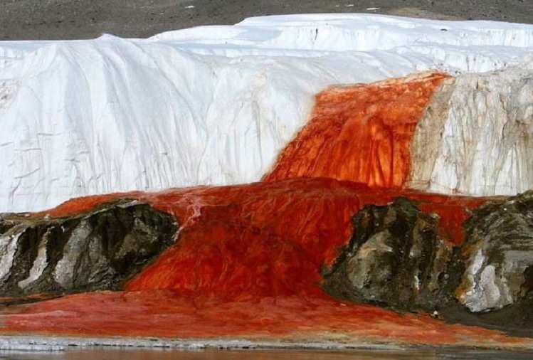 Ajab-Gajab: इस पहाड़ से बहती है लाल रंग की नदी, वैज्ञानिक भी है हैरान