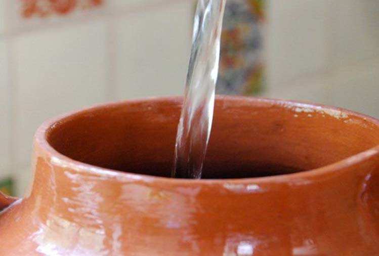 Health Tips: गर्मियों में सेहत के लिए फायदेमंद होता है मटके का पानी, कम कर देता है बीमारियों का खतरा