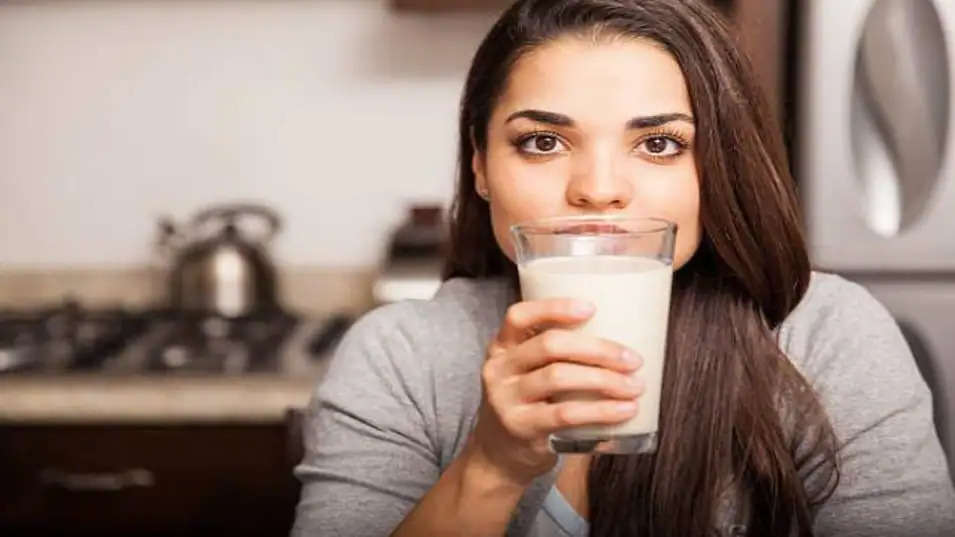 Health Tips- क्या सोने से पहले दूध पीने की आदत हैं, तो हो जाएं सावधान