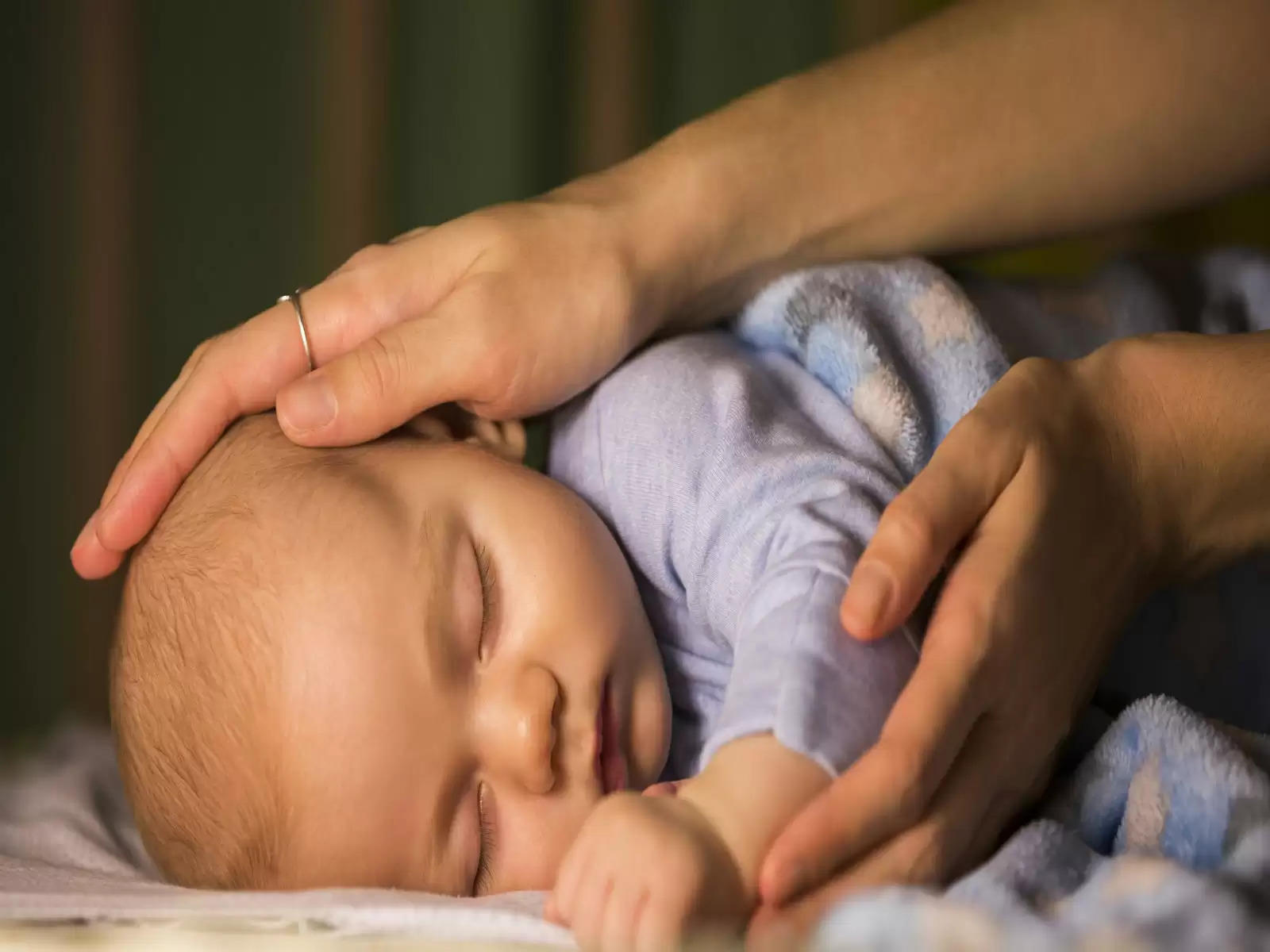 Child Care Tips- अपने बच्चे में अच्छी नींद की आदत डालने के लिए, ट्राय करे ये टिप्स   आपके शरीर के समग्र स्वास्थ्य को नींद बनाए रखने में महत्वपूर्ण भूमिका निभाती है, खासकर आपके नवजात शिशु में। अपने बच्चे को उनके बढ़ते वर्षों में मदद करने के लिए सोने की अच्छी आदतों को विकसित करना आवश्यक है। अगर आपका शिशु अच्छी तरह से सो नहीं पाता है, तो यह आपके नींद चक्र को भी प्रभावित कर सकता है। अगर आप कुछ सुझावों का पालन करते हैं, तो आप यह सुनिश्चित कर सकते हैं कि आपका शिशु अच्छी नींद ले। ये उनमे से कुछ है।  उनके सोने का समय निर्धारित करें बता दे की, नींद की गुणवत्ता को बढ़ावा देने के लिए आपके बच्चे के सोने का एक निश्चित कार्यक्रम होना चाहिए। उनके सोने और जागने का समय निश्चित करें और रात के समय की कुछ दिनचर्या बनाएं जैसे नहाना, खाना खिलाना या संगीत सुनना। आपको अपने बच्चे को बिस्तर पर लिटा देना चाहिए और उसके सो जाने का इंतजार नहीं करना चाहिए।  एक शांत करनेवाला का प्रयोग करें यदि आपके बच्चे को सोने में परेशानी होती है तो आप अपने बच्चे को चुसनी दे सकते हैं। जिसके अलावा, यह अचानक अस्पष्टीकृत शिशु मृत्यु सिंड्रोम के जोखिम को भी कम कर सकता है।  एक अच्छी नींद का वातावरण सुनिश्चित करें बता दे की, नींद को बढ़ावा देने के लिए आपके बच्चे के सोने के लिए एक अच्छा वातावरण निर्धारित किया गया है। कुछ शिशुओं को लपेटने में अधिक आराम मिलता है, जबकि अन्य को सफेद शोर ऐसा लगता है।  लंबे दिन के समय की झपकी से बचें झपकी लेना आपके बच्चे के स्वास्थ्य के लिए फायदेमंद हो सकता है, सोने से पहले लंबी झपकी लेने से बचें क्योंकि यह उनके सोने के कार्यक्रम को बिगाड़ सकता है।  संकेत जो बताते हैं कि आपका बच्चा थका हुआ है आपकी जानकारी के लिए बता दे की, बच्चे अधिक सोते हैं और दो घंटे से अधिक नहीं जागते हैं। उनका जागने का समय धीरे-धीरे बढ़ता है, और यदि आप उन्हें लेटने में अधिक समय लेते हैं, तो उनके लिए सोना मुश्किल हो सकता है। आपको शुरुआती महीनों में उन संकेतों के बारे में सीखना चाहिए जो संकेत करते हैं कि आपका बच्चा थका हुआ है। उनमें से कुछ इस प्रकार हैं:  आपका शिशु अपनी आँखों को रगड़ता है या अपने हाथों से अपना कान हिलाता है। आपका बच्चा रो रहा है और उसे लोगों और खिलौनों में कोई दिलचस्पी नहीं है। आपका शिशु जम्हाई लेता है और बहुत अधिक खिंचाव करता है। आपका बच्चा थके होने पर भी शांत और शांत हो सकता है। जमीनी स्तर अगर आपका बच्चा अच्छी नींद लेता है, तो यह आपको अच्छी नींद दिलाने में भी मदद कर सकता है। यदि आपके बच्चे को सोने में कठिनाई होती है और वह लगातार रोता रहता है, तो आपको अपने डॉक्टर से मदद लेनी चाहिए।