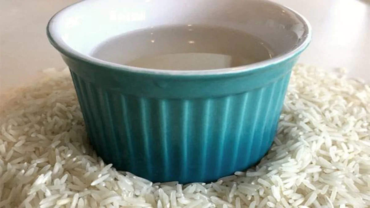 Health Tips- चावल पकाएं हुए पानी को ना फेंके, सेहत के लिए होता हैं फायदेमंद जब कभी भी हम घर में चावल बनाते हैं तो उसका पानी फैंक देते हैं, लेकिन क्या आपको पता हैं कि यह किसी रामबाण से कम नहीं है, अगर आप इसका सेवन करते हैं तो यह आपकी सेहत के लिए फायदेमंद होता हैं, इससे कई प्रकार की बीमारियों से छुटकारा पाने में मदद मिलती हैँ, वजट घटाने से लेकल ब्लड प्रेशर तक कंट्रोल करता हैं, आइए जानते हैं चावल का पानी पीने का फायदा- शरीर की ऊर्जा प्रबल रूप से बढ़ेगा  अगर आप एक कटोरी चावल का पानी पीते हैं, तो यह शरीर को उर्जा देता हैं यह विटामिन-बी, सी, ई और अन्य खनिजों से भी भरपूर होता है, इससे शरीर में दिनभर एनर्जी बनी रहती है।  वायरल इंफेक्शन या बुखार में फायदेमंद यदि आप चावल का पानी नियमित रूप से पीते हैं तो इससे आपको वायरल इंफेक्शन या बुखार में आराम मिलता है। इसके लिए आप चावल के आटे में एक गिलास काली मिर्च मिलाकर पिएं।  दमकती त्वचा नियमित रूप से चावल का पानी पीने से आपकी पिंपल्स, झुर्रियां, दाग-धब्बे जैसी समस्या दूर हो जाती हैं और आपको मिलती हैं दमकती त्वचा वजन कम करना चावल का पानी पीने से मेटाबॉलिज्म तेज होता है, जो वजन घटाने में मदद करता है। इससे पाचन भी अच्छा रहेगा।  यह शरीर में पानी की कमी को पूरा करेगा हमने देखा है कि कई लोग पानी का सेवन कम करते हैं जिससे उनके शरीर में पानी की कमी हो जाती हैं, लेकिन इसको पीने से शरीर में पानी की कमी दूर होती हैं। 