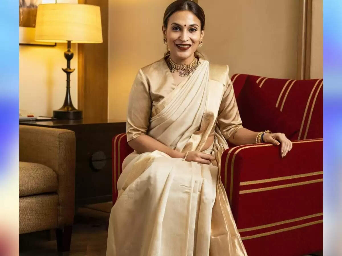 Entertainment News- ऐश्वर्या रजनीकांत ने पिता के पैरों में घिर कर लिया आर्शिवाद, देखें तस्वीरें