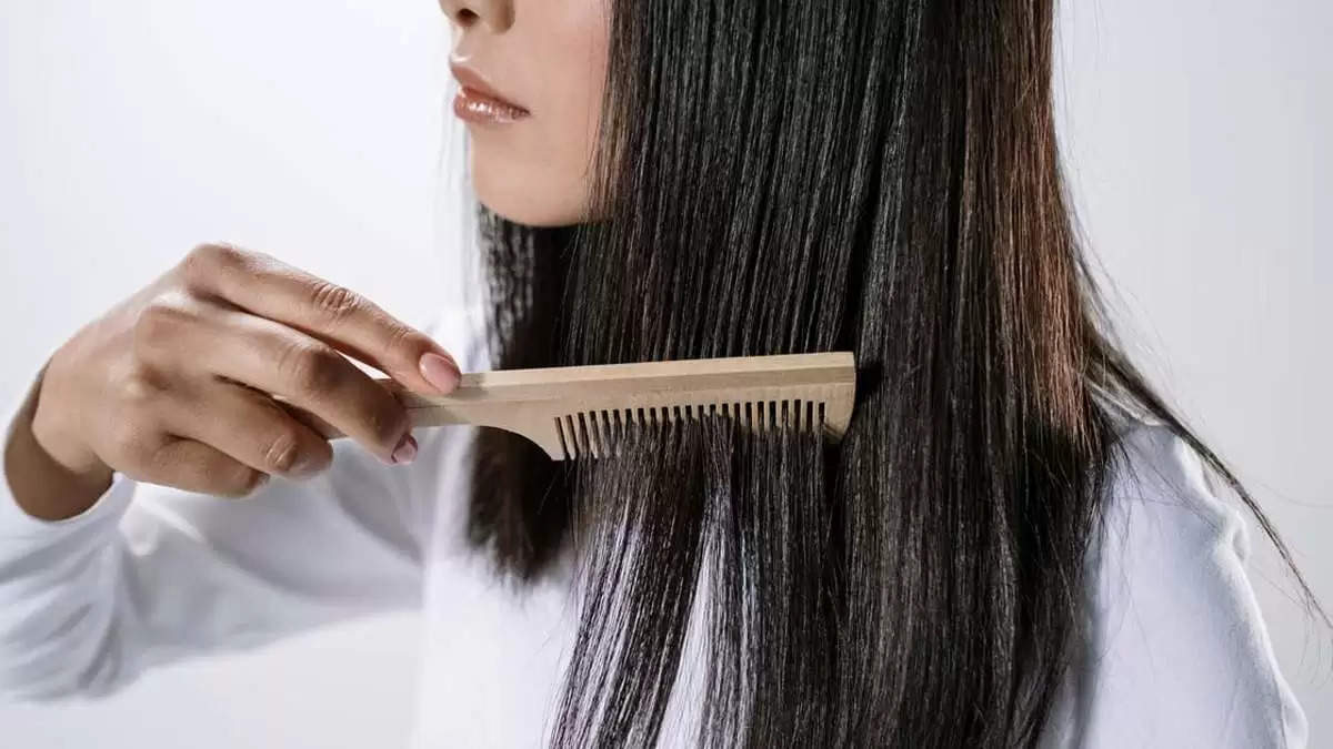 Hair Care Tips- बाल झ़डने की समस्या से हैं परेशान, जानिए इसके कारण
