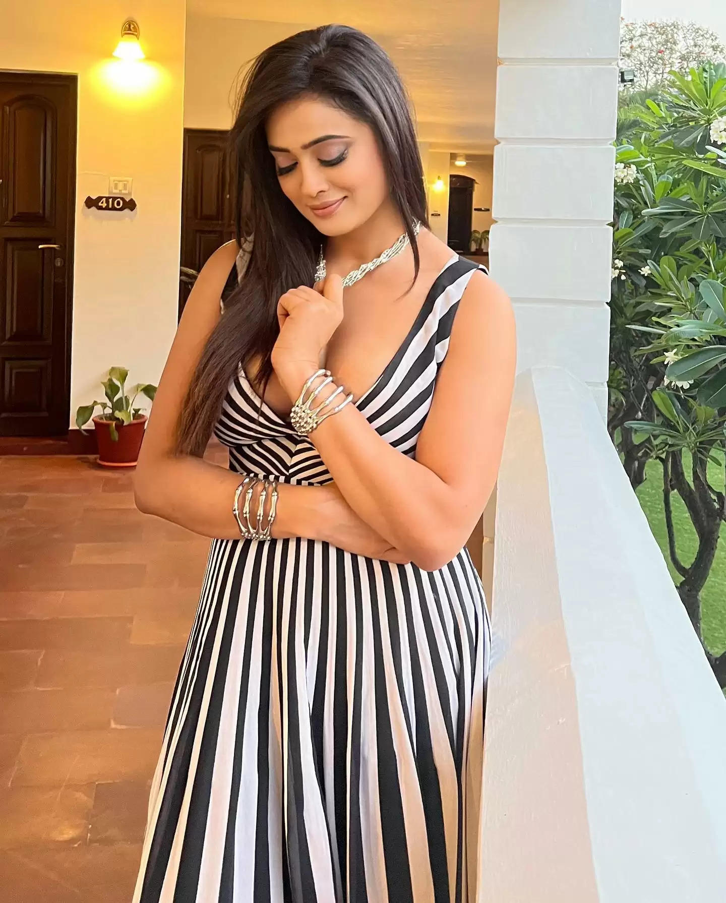 Shweta Tiwari got her bold photoshoot done wearing a black and white gown, see viral photos