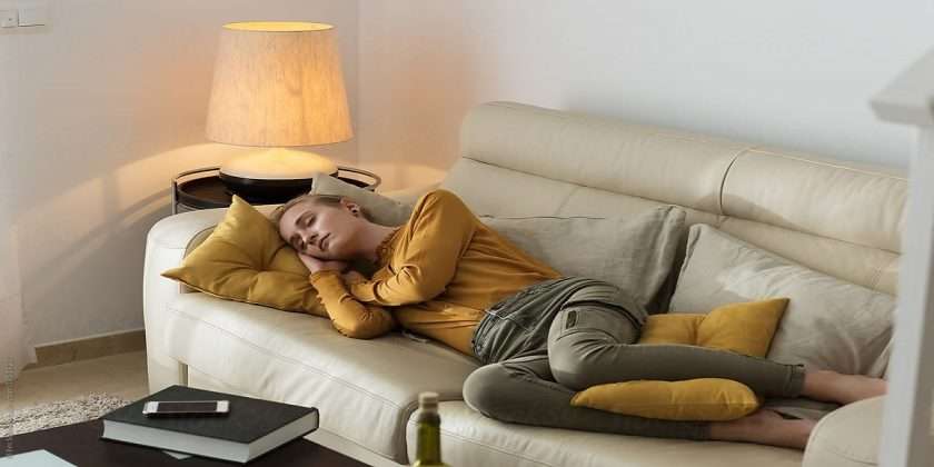 Sleeping Tips: सोफ़े पर सोना हो सकता है खतरनाक, सोफ़े पर सोने का मतलब है बीमारी
