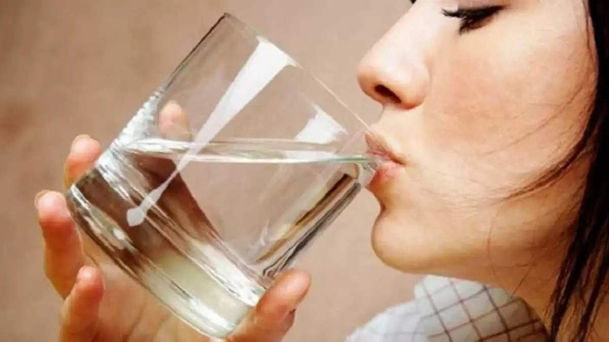 Health Tips- गर्म पानी पीने से शरीर पर पड़ते हैं यह खराब प्रभाव, हो जाएं सावधान
