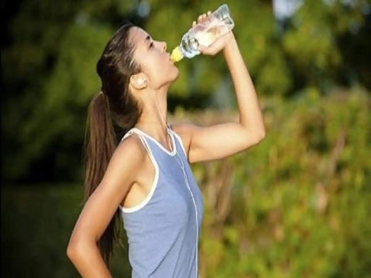 Health Tips- क्या आप पानी खड़े होकर पीते हैं, तो हा जाएं सावधान