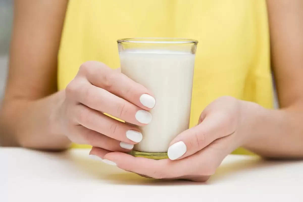 Health Tips-  क्या आप दूध को बार बार गर्म करते हैं, हो जाएं सावधान अगर हम उन लोगो कि बात करें जो कामकाज के लिए अक्सर बाहर रहते हैं और देर रात घर आते हैं और खाने  को दुबारा गर्म करके फिर खाते हैं, लेकिन क्या आपको पता हैं कि खाने को बार बार गर्म करने से इसके पोषक तत्व खत्म हो जाते हैं, आपको बता दें कि भोजन को बार-बार गर्म करने से उसमें अम्ल की मात्रा बढ़ सकती है, जो स्वास्थ्य के लिए हानिकारक हो सकता है। ऐसे में अगर हम दूध की बात करें तो वो एक ऐसा पेय है जिसे बार बार गर्म करके ही पिया जाता हैं, लेकिन क्या आपको पता हैं कि इसको बार बार गर्म करने से इसमें मौजूद प्रोटीन और पोषक तत्व कम हो सकते हैं , दूध को बार बार गर्म करने से इसमें एसिड की मात्रा बढ़ जाती है, जो सेहत के लिए हानिकारक होती हैँ।   आपने देखा होगा कि कई लोग चावल को दोबारा गर्म करने खाते, लेकिन ऐसा करना सेहत के लिए हानिकारक हैं, क्योंकि अगर पक्के हुए चावल को 24 घंटे तक ऐसे ही रखा जाए तो इसमें हानिकारक बैक्टीरिया पनप सकते हैं और इसे वापस गर्म करके खाने से डायरिया हो सकता है। ऐसे में जो लोग विटामिन सी युकत खाद्य पदार्थो को गर्म करने से पौष्टिकता कम हो जाती है। ऐसे में खाना खराब हो सकता है और आपकी सेहत पर भी असर पड़ सकता है।