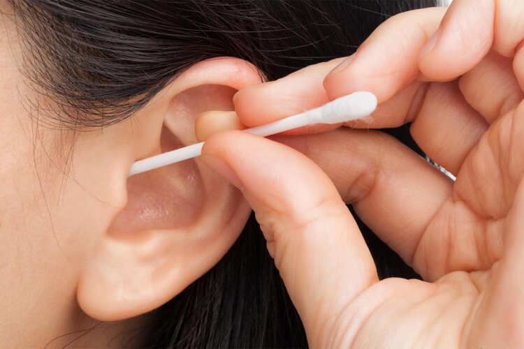 कान साफ करना