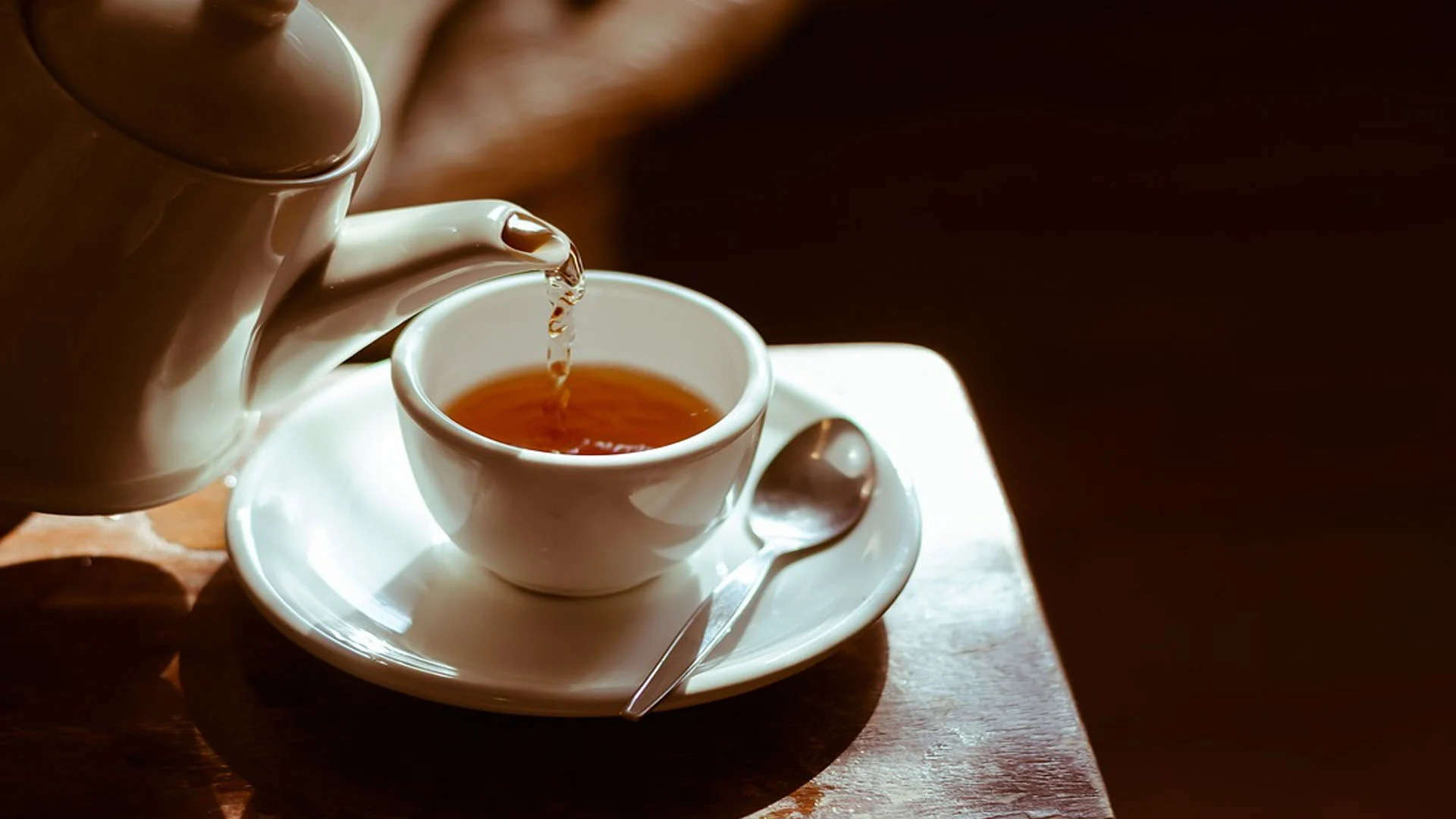 Health Tips- अगर आप चाय के साथ करते हैं इन खाद्य पदार्थों का सेवन, तो हो जाएं सावधान