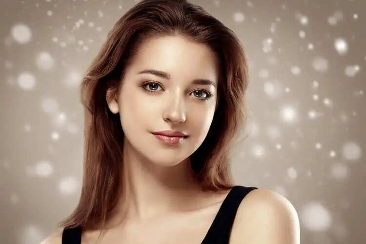 Skin Care Tips- क्या ग्लोइंग त्वता चाहते हैं तो आजमाएं 5 वेलनेस रेजोल्यूशन यदि आप ग्लो प्राप्त करना चाहते हैं, तो हम गारंटी देते हैं कि आप बाजार कई प्रकार के महंगे प्रोड्क्ट यूज करते होगें। लेकिन क्या आपको पता हैं कि इन उत्पादों का यूज करते हैं तो आपकी स्किन को नुकसान पहुंचता हैं, ऐसे हम आपको इस लेख के माध्यम से कुछ ऐसे नुस्खें बताने वाले हैं जिनकी मदद से आप ग्लोइंग स्किन प्राप्त कर सकते हैं, आइए जानते हैं इनके बारें में- आहार : अपनी स्किन को ग्लोइंग और स्वस्थ बनाएं रखने के लिए वसा वाली चीजें खाएं, जैसे सैल्मन, नट्स, अलसी और घी आदि स्वस्थ वसा के अच्छे स्रोत हैं। आराम- पर्याप्त नींद लेना आपके शरीर को मरम्मत और खुद को बहाल करने की अनुमति देने के लिए महत्वपूर्ण है। व्यायाम: नियमित शारीरिक गतिविधि न केवल आपके मूड को बेहतर बनाती है, बल्कि यह आपकी त्वचा सहित आपके अंगों में रक्त परिसंचरण और ऑक्सीजन की आपूर्ति भी बढ़ाती है। स्किनकेयर: स्पष्ट, चमकदार त्वचा प्राप्त करने के लिए, अपनी त्वचा की विशिष्ट आवश्यकताओं के अनुरूप स्किनकेयर रूटीन अपनाएं। हाईड्रेट- गर्मियों में अपनी त्वचा को स्वस्थ रखने के लिए अपने आप को हाइड्रेट रखे, इसके लिए खूब सारा पानी पीएं। कॉस्मेटिक आइटम- बाजार के कैमिकल युक्त कॉस्मेटिक आइटम का प्रयोग ना करें।