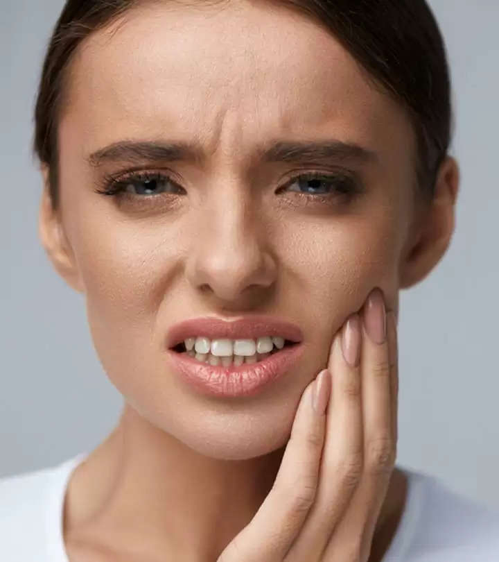 Health Tips- दातों का फिलिंग के बाद मरीज को दर्द का अनुभव क्यों होता हैं, जानिए यहां से खराब दांतों को सही करने के लिए टूथ फिलिंग एक सामान्य दंत प्रक्रिया है। लेकिन प्रक्रिया के बाद व्यक्तियों को दांत दर्द का अनुभव करना असामान्य नहीं है। ऐसा क्यों हो सकता है, यह जानने के लिए हमने दंत विशेषज्ञ से बात की। भरने के बाद दांतों में दर्द के कारण विशेषज्ञ ने बताया कि फिलिंग के बाद दांतों में दर्द के कई कारण होते हैं, जिनमें शामिल हैं: फिलिंग सामग्री का विस्तार: दांत फिलिंग में उपयोग की जाने वाली सामग्री तापमान परिवर्तन के साथ फैल या सिकुड़ सकती है, जिससे प्रक्रिया के बाद जब कोई व्यक्ति गर्म या ठंडा कुछ खाता या पीता है तो दर्द होता है। फिलिंग पर हाई पॉइंट्स: फिलिंग सामग्री के अनुचित पॉलिशिंग से उच्च बिंदु या खुरदुरे किनारे हो सकते हैं जो आसपास के दांतों और मसूड़ों में जलन पैदा करते हैं, जिसके परिणामस्वरूप दर्द, बेचैनी और अवरोधन पर आघात होता है। ओवरहैंगिंग फिलिंग: यदि फिलिंग सामग्री कैविटी से आगे निकल जाती है, तो यह आसपास के दांतों और मसूड़ों में जलन पैदा कर सकती है, जिसकी वजह से दर्द हो सकता हैं,  भरने के बाद दांत दर्द के जोखिम को कम करना नियमित रूप से ब्रश और फ्लॉसिंग करके अच्छी मौखिक स्वच्छता का ख्याल करना है।  भरने की प्रक्रिया के तुरंत बाद गर्म या ठंडे खाद्य पदार्थ और पेय पदार्थ खाने या पीने से बचने की सलाह दी जाती है 
