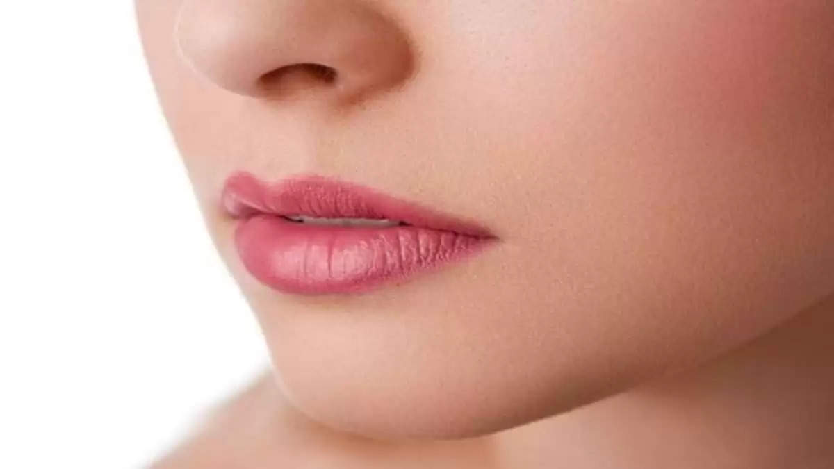 Beauty Tips- क्या आपके होठ फट गए हैं, अपनाए ये नुस्खें